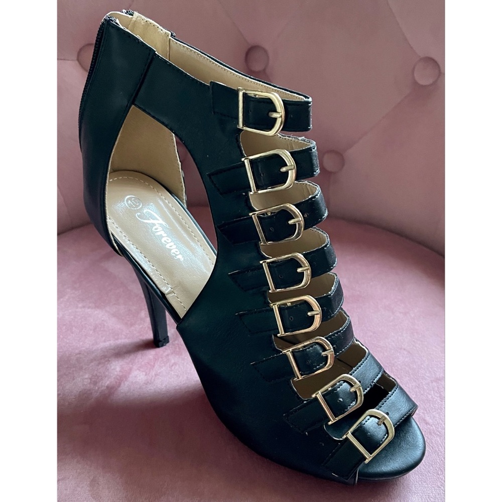New Forever Black Strappy Buckle Las Vegas Cage Black Booties Sandals 10 w/box